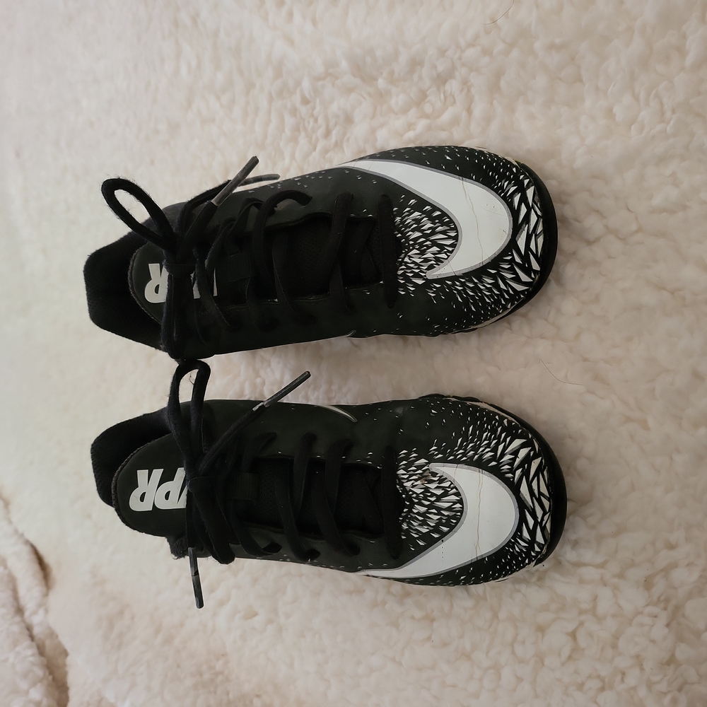 Youth soccer cleats